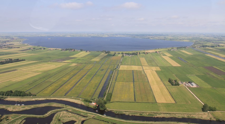 Luchtfoto van een Friese polder